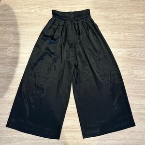 CARMEN MARC VALVO SATIN BLACK WIDE LEG PANTS CULOTTES WITH FRONT PLEATS SIZE 2